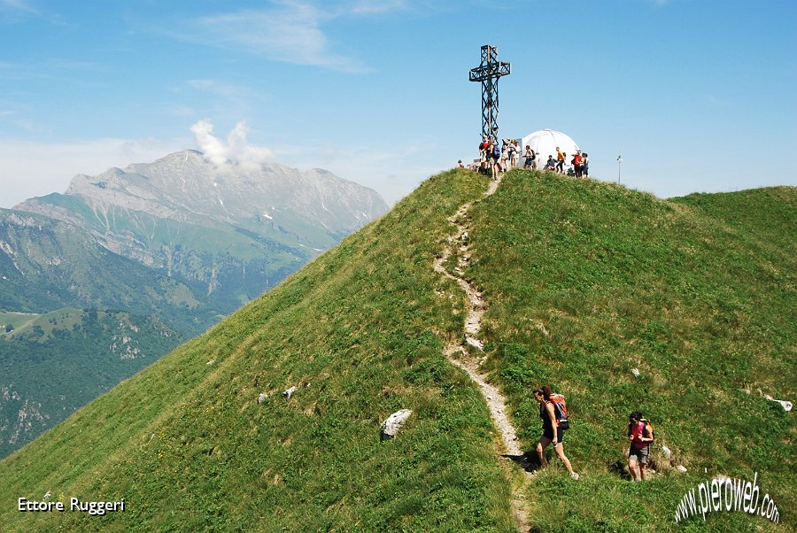 27 - La croce e il bivacco (quota mt. 1656 s.l.m.).JPG